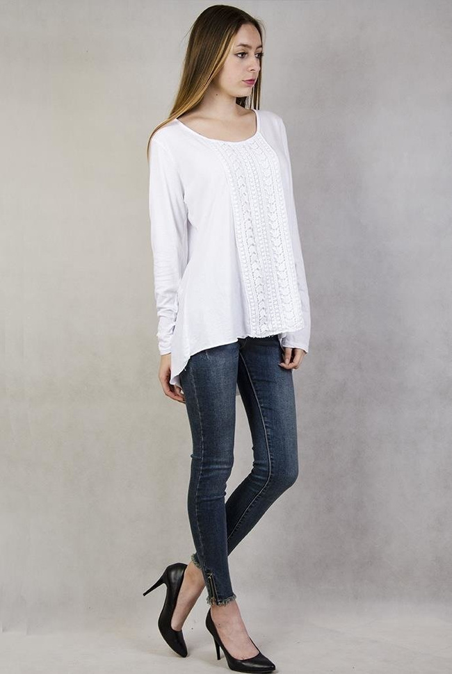 Biała bluzka z ażurowymi zdobieniami i podwijanymi rękawami