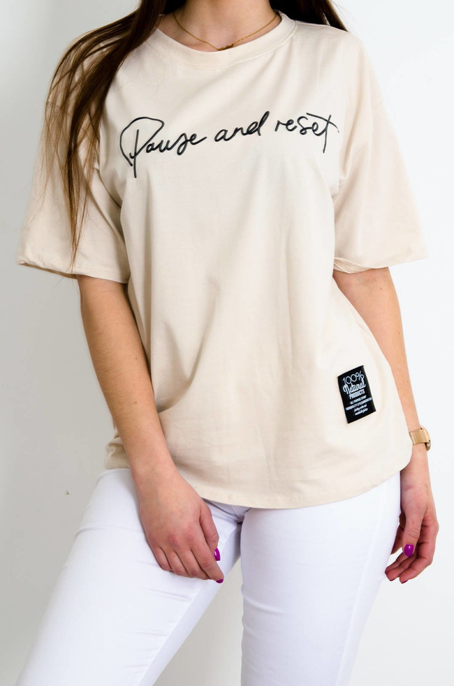 BEŻOWY T-SHIRT OVERSIZE Z NAPISEM
