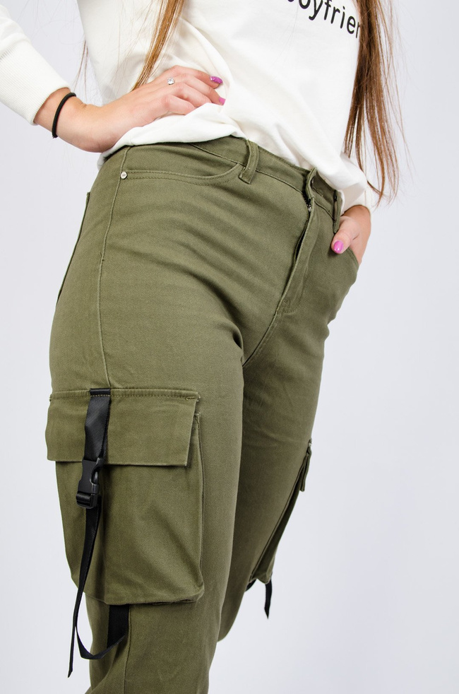 Zielone bojówki z paskami po bokach