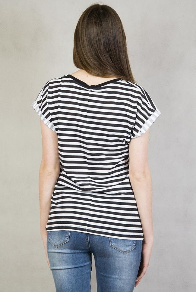 Biała bluzka w czarne paski z napisem : N1 HIGH GLAM NEW YORKER.