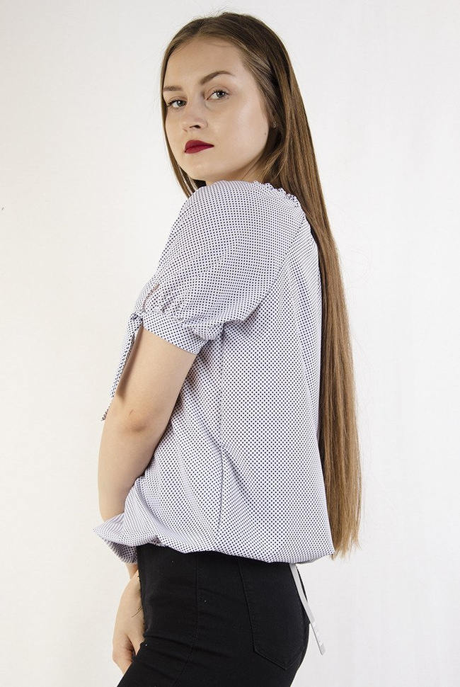 Biała bluzka w kropki z marszczeniem przy dekolcie