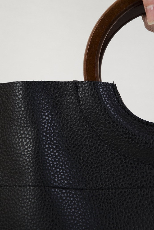 Czarna torebka z drewnianą rączką