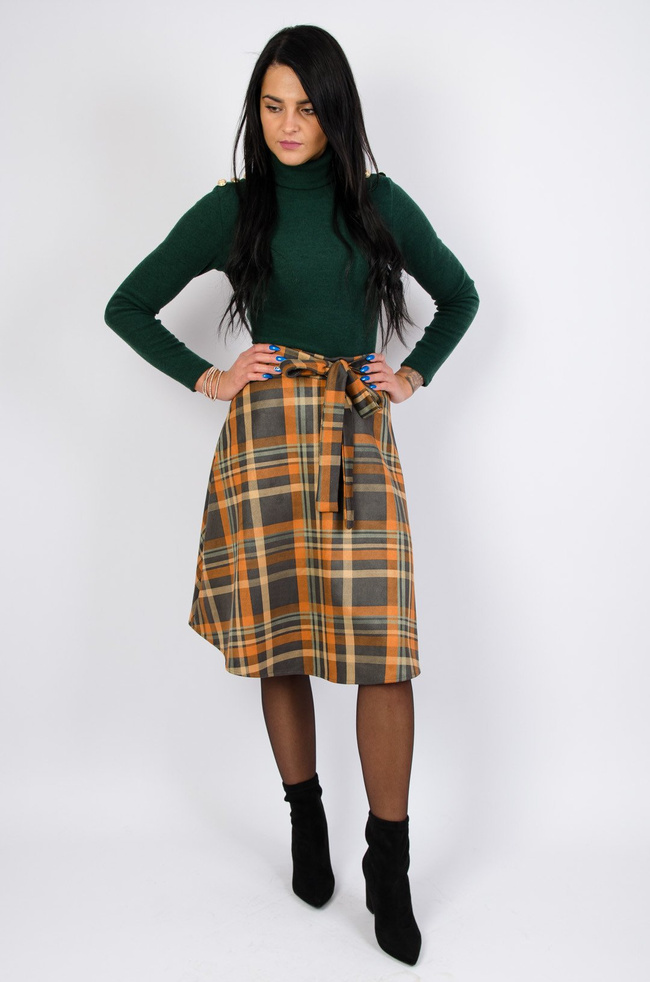 Rozkloszowana spódnica midi w kratę