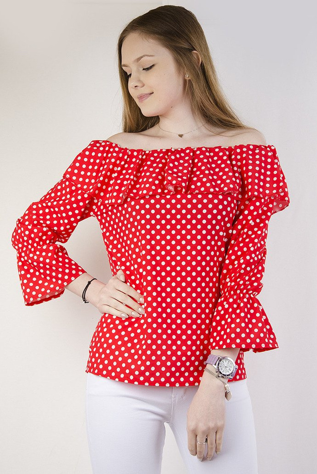 Czerwona bluzka z hiszpańskim dekoltem w grochy