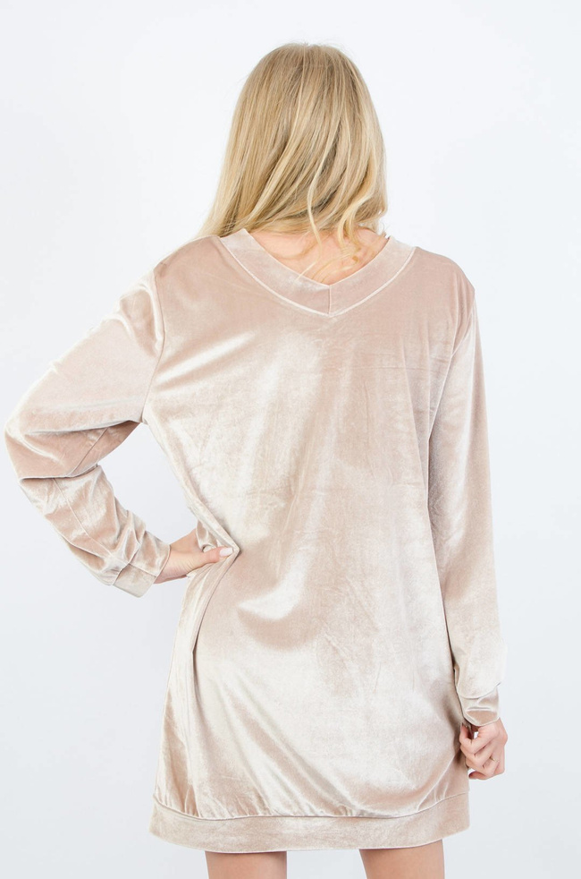 BEŻOWA WELUROWA SUKIENKA Z DEKOLTEM V