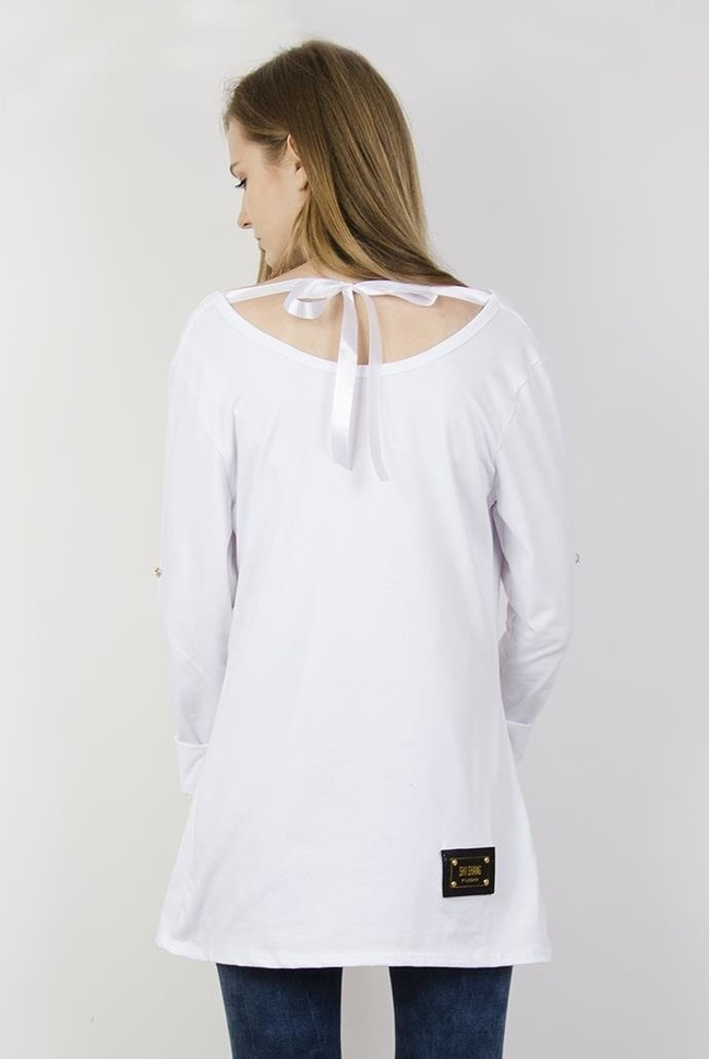 Biała bluzka z dekoltem i podwiniętymi rękawami