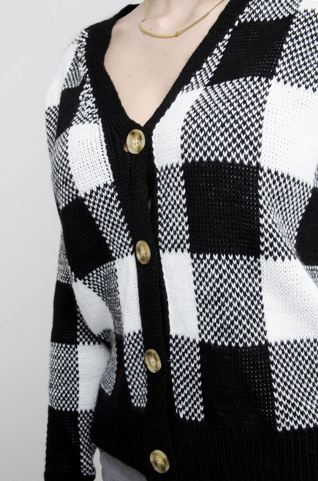 SWETER CZARNY  W SZACHOWNICĘ 