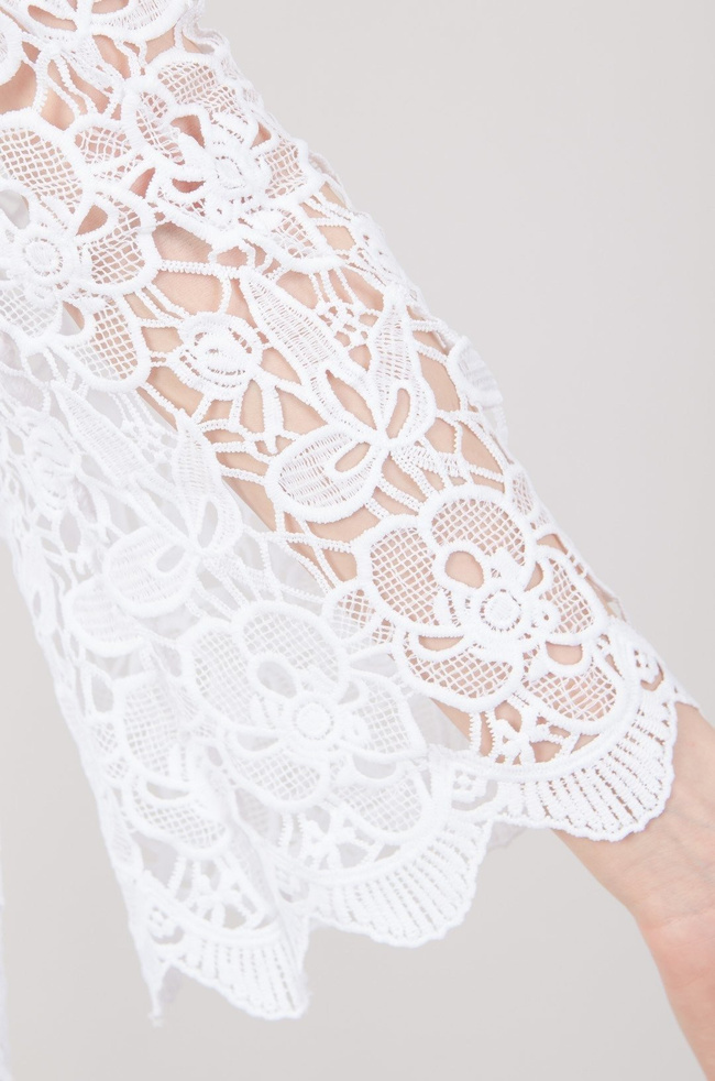 Biała bluzka hiszpanka z ażurowymi wstawkami