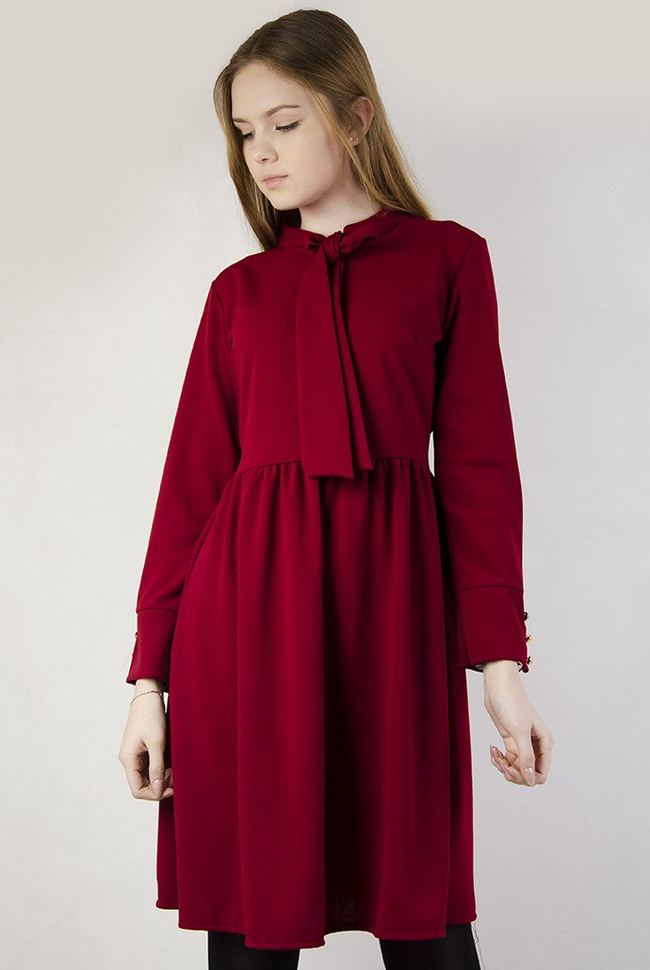 Bordowa sukienka z kokardą pod szyją