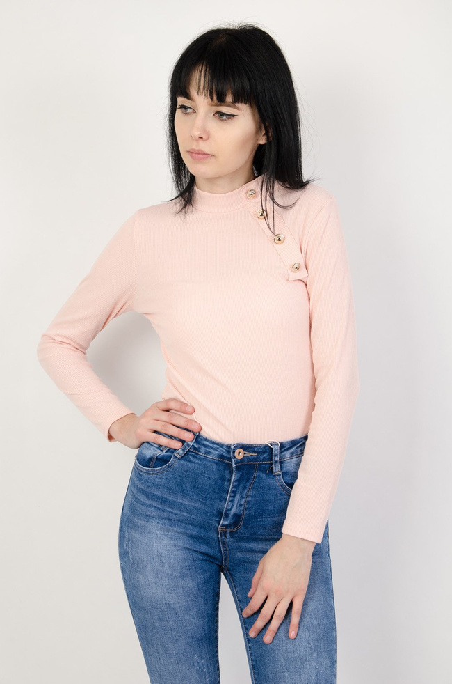 Różowa bluzka prążkowana ze złotymi guzikami