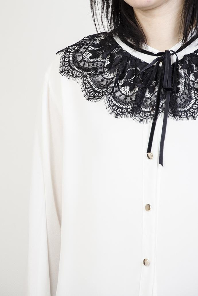 Biała bluzka koszulowa z wiązaniem oraz zdobieniem