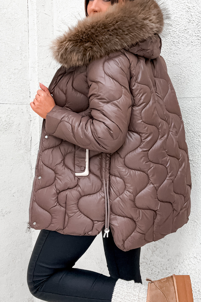 KURTKA PIKOWANA Z KAPTUREM I ŚCIĄGACZAMI PO BOKACH- CIEMNO BRĄZOWA