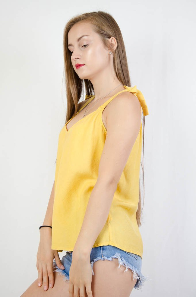 LUŹNY TOP Z KOKARDAMI NA RAMIONACH