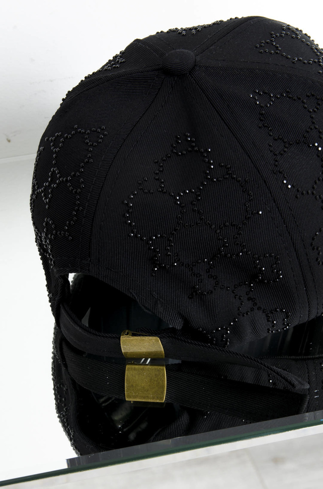 CZAPKA Z DASZKIEM Z CYRKONIAMI- CZARNA