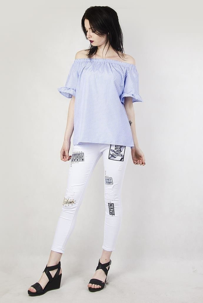 Jasnoniebieska koszula w kratę z szerokim dekoltem