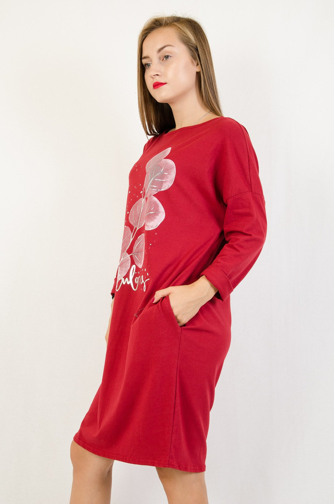 Czerwona sukienka z kieszeniami oraz kwiatem z przodu