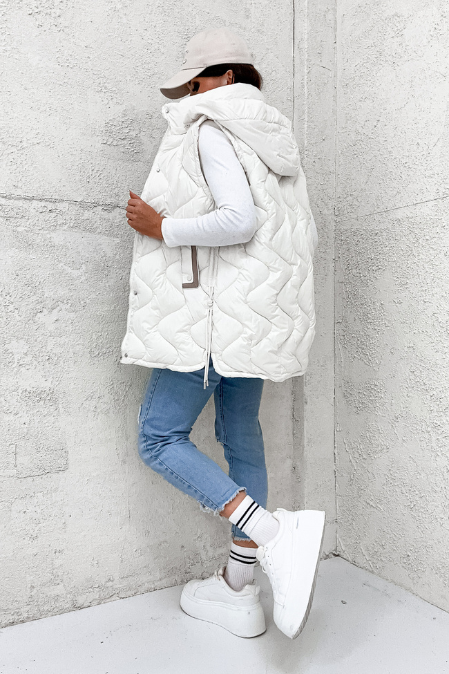 KAMIZELKA PIKOWANA Z KAPTUREM I ŚCIĄGACZAMI PO BOKACH- BIAŁA