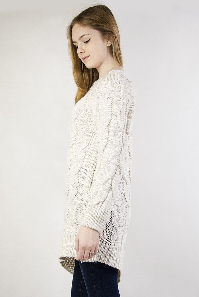 Beżowy sweter o grubym splocie z dłuższym bokiem