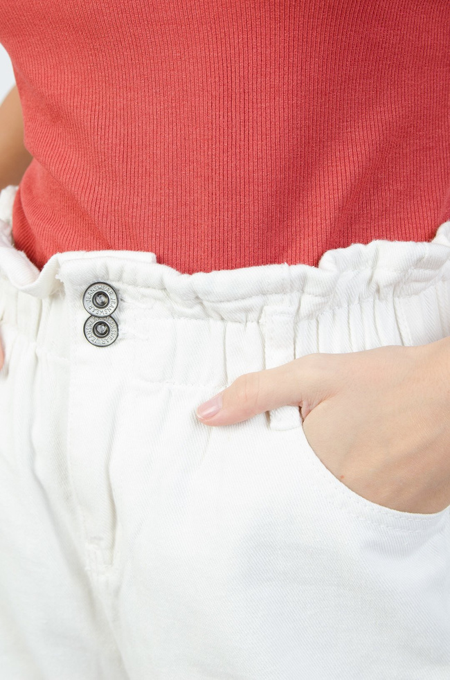 BIAŁE SPODNIE MOM JEANS Z GUMĄ W PASIE-WYSOKI STAN