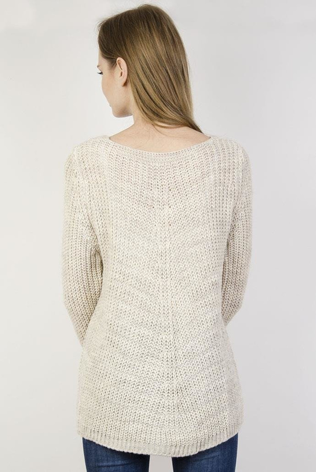 Sweterek beżowy z plecionym warkoczem