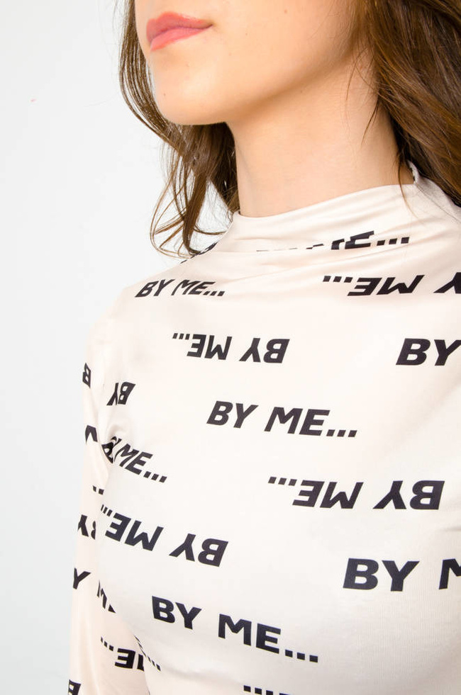 BEŻOWE SATYNOWE BODY Z NAPISAMI 