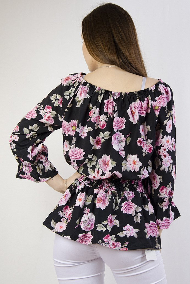 Czarna bluzka w kwiaty ze ściągaczem w pasie 