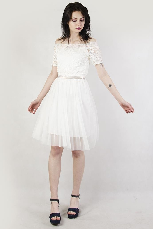 Biała, rozkloszowana sukienka z koronkowymi wstawkami