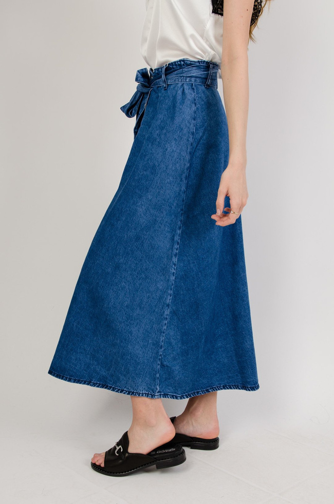 Długa rozszerzana spódnica z guzikami 