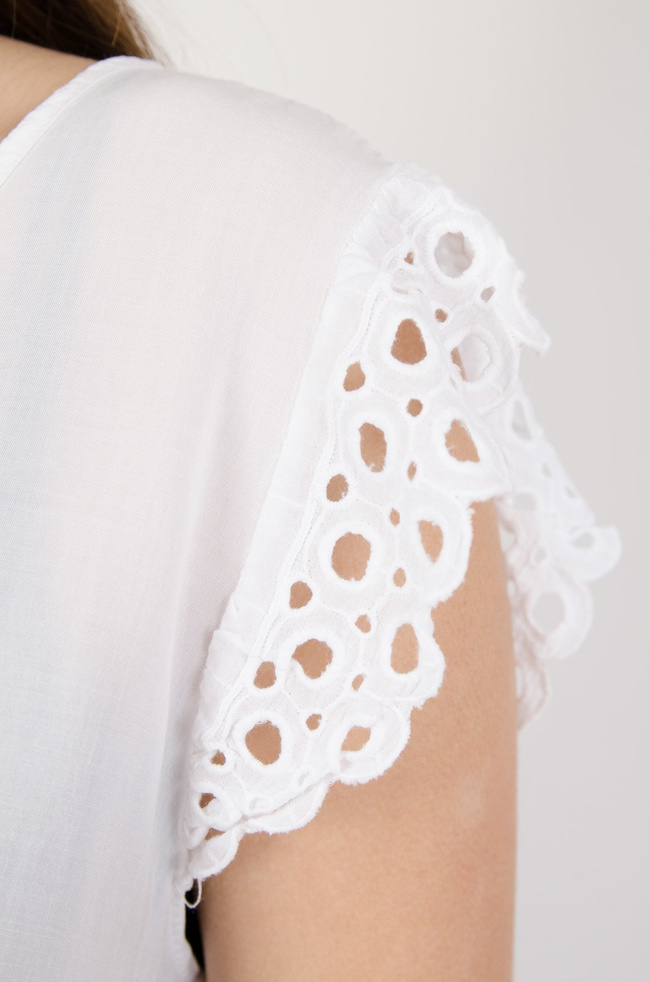 Biała bluzka z rozszerzanym dołem i ażurowymi rękawami