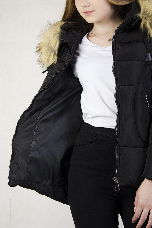 Czarna asymetryczna kurtka z pikowaniem oraz futerkiem przy kapturze