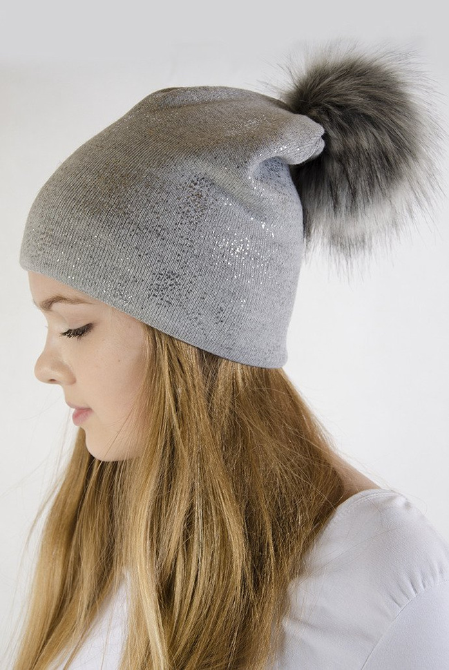 Jasnoszara czapka z pomponem, nakrapiana srebrnym brokatem