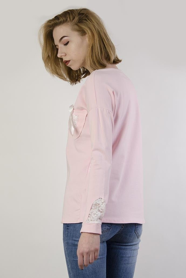 Jasnoróżowa bluzka z kokardką przy kieszonce