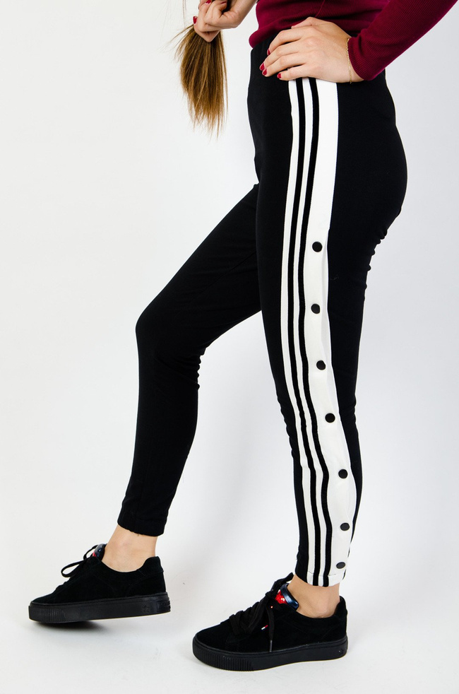 Czarne dresowe spodnie z białymi paskami 