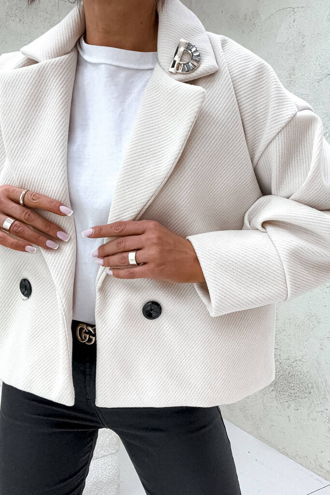 KURTKA DWURZĘDOWA O FASONIE MARYNARKI Z BROSZKĄ- BEŻOWA