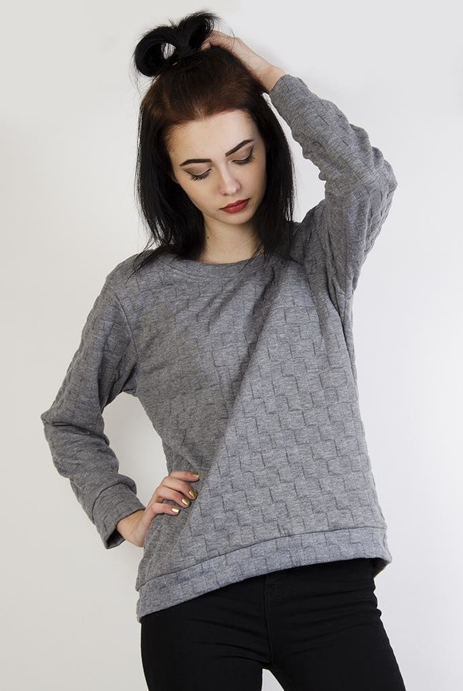 Jasnoszara bluza w kwadratowy wzór z wiązaniem z tyłu