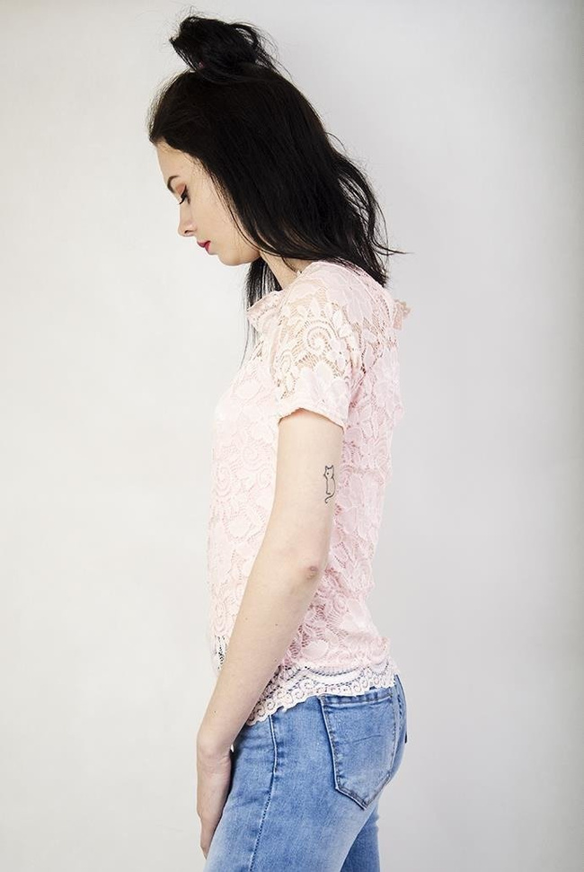 Jasnoróżowa bluzka koronkowa