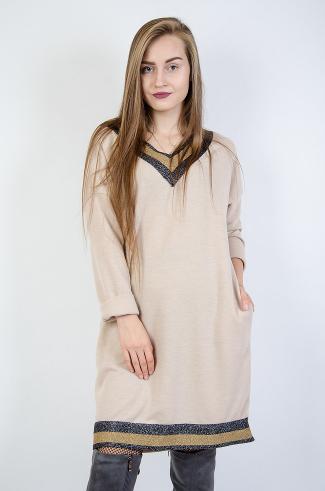 Beżowa sukienka zakończona brokatowymi elementami z kieszeniami