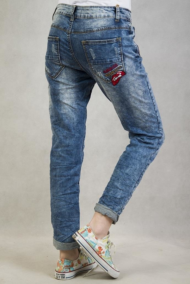 Spodnie boyfriend jeans z przetarciami i naszywkami