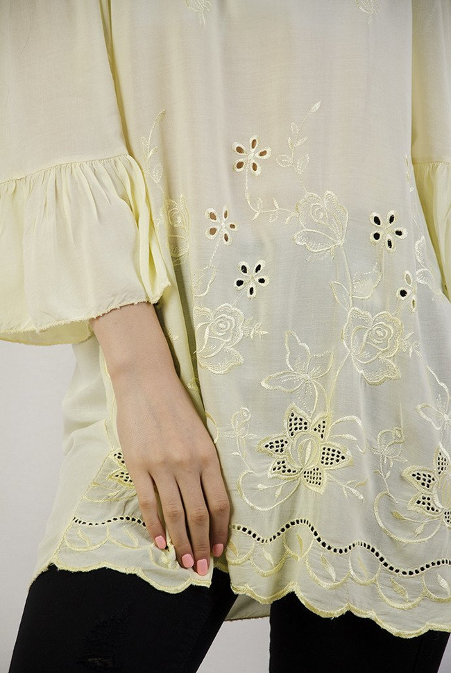 Żółta bluzka z  szerokim ściągaczem w dekolcie