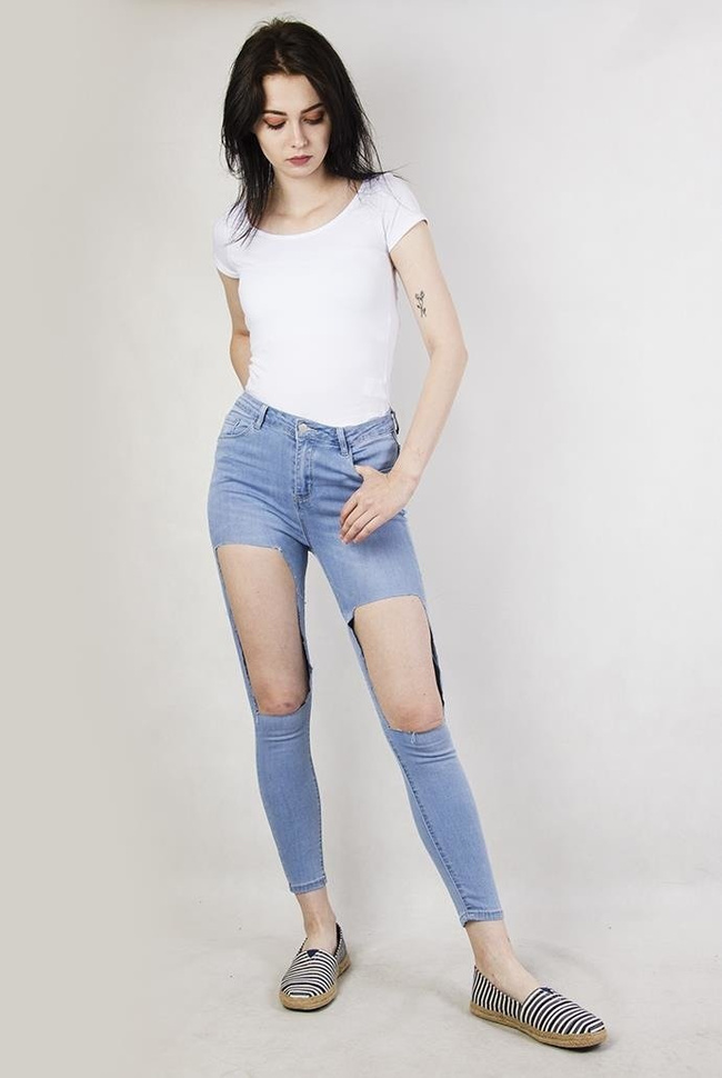 Jasne spodnie jeansowe z dużymi dziurami