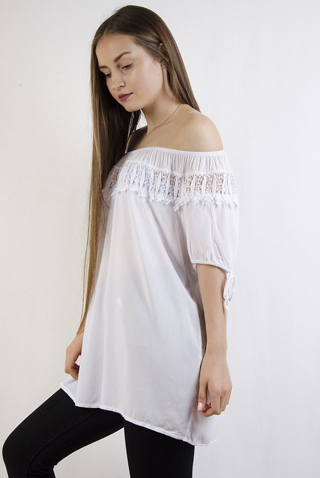 Biała gładka bluzka z ażurowym dekoltem