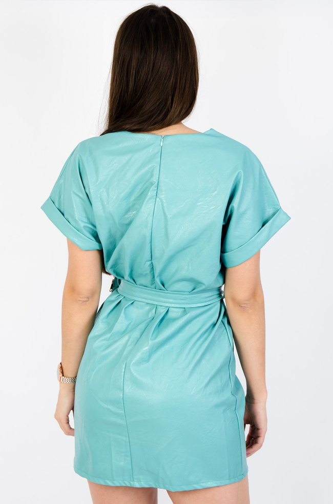 ZIELONA SUKIENKA Z IMITACJI SKÓRY Z NERKĄ