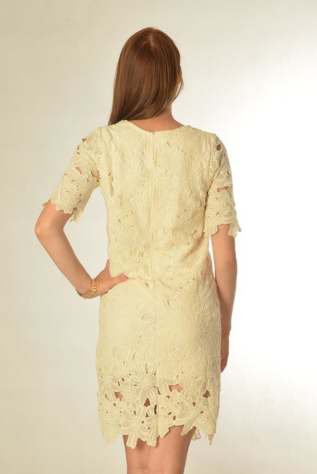 Beżowa koronkowa sukienka na krótki rękaw