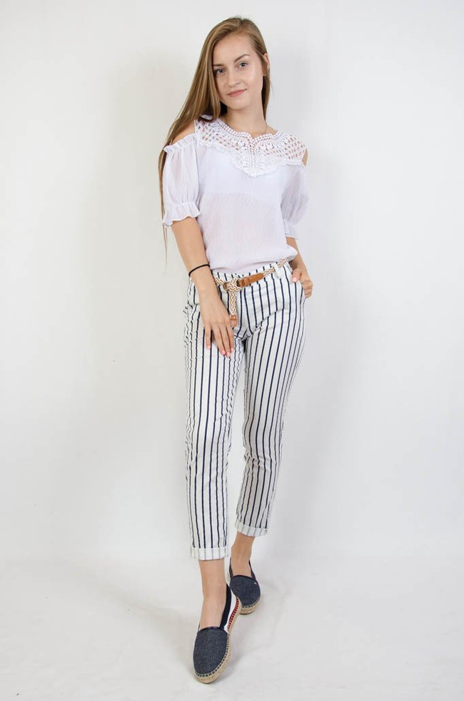 Spodnie materiałowe z paskiem i kieszeniami w cienkie paski