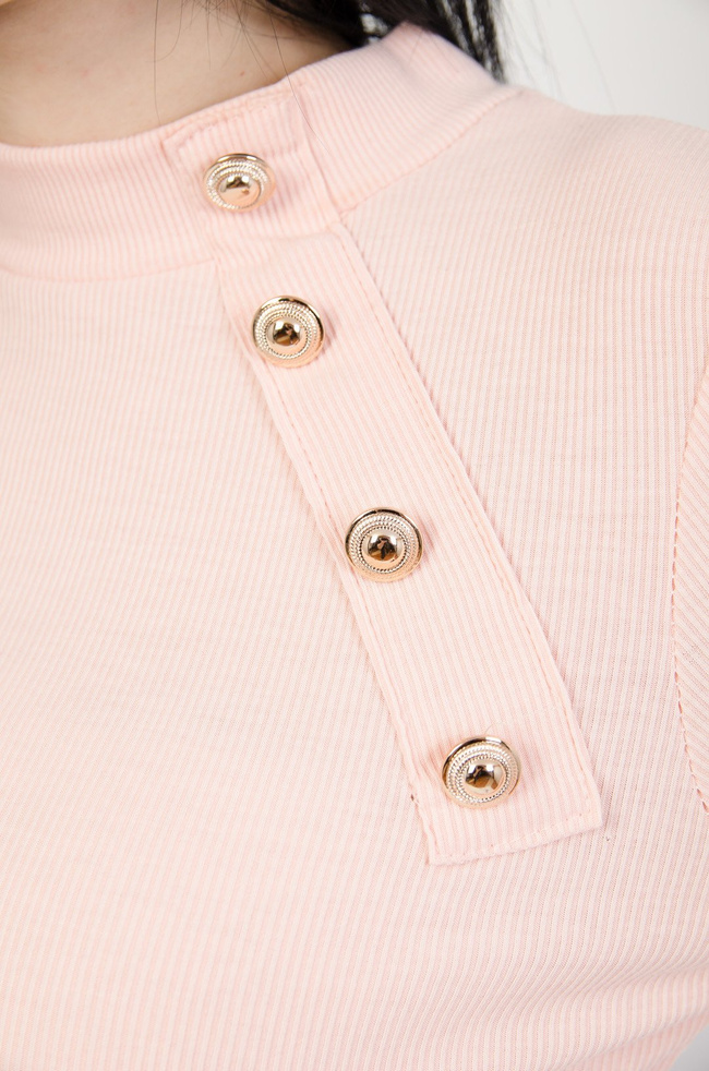  Różowa bluzka prążkowana ze złotymi guzikami