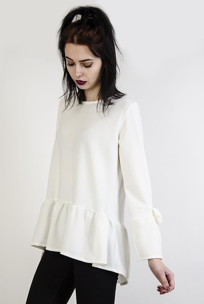 Biała bluzka z falbanami i kokardą przy rękawach