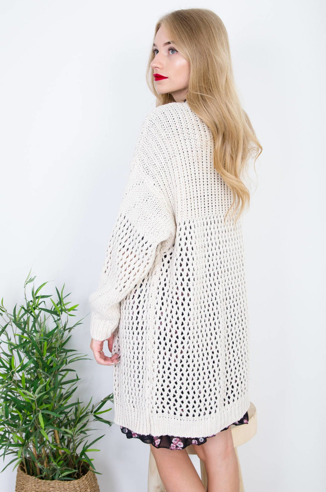 BEŻOWA AŻUROWA NARZUTA Z FRĘDZLAMI