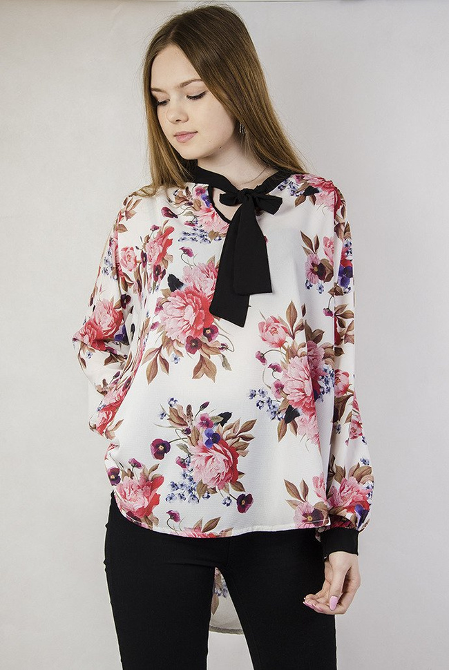 Biała bluzka w kwiaty wiązana przy dekolcie