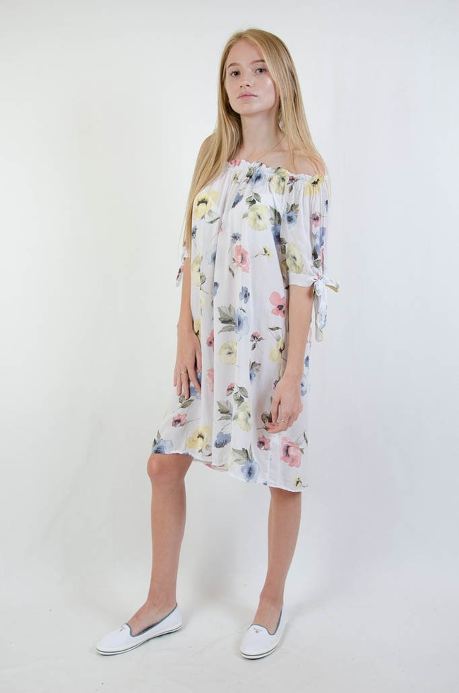 Biała sukienka w kwiaty z wiązaniem przy rękawie