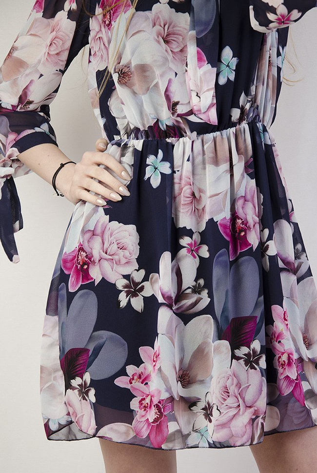 Granatowa sukienka w kwiaty